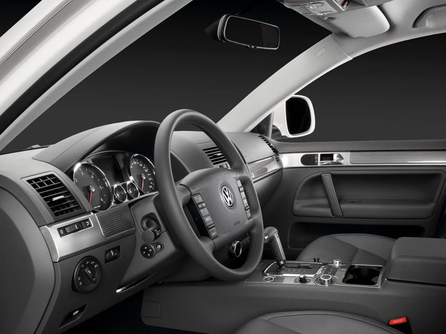  Volkswagen Touareg V10 TDi R-Line 2007 года  (фото 5 из 10)